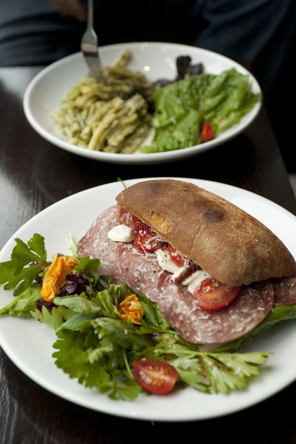 Ciabatta Italiana Di Stile Con Salame, Mozzarella, Pomodori Ed Insalata ...