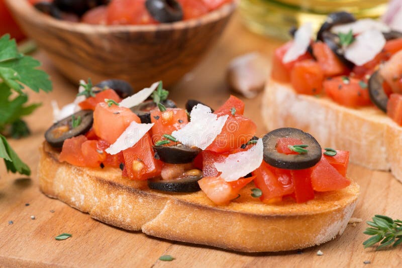 Ciabatta Met Tomaten, Olijven, Parmezaanse Kaas Stock Foto - Image of ...