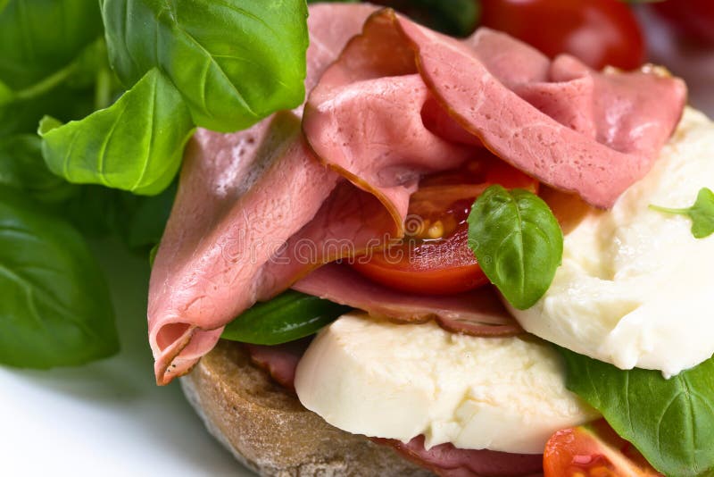 Ciabatta Mit Schinken, Mozzarella, Tomate Und Basilikum Stockfoto ...