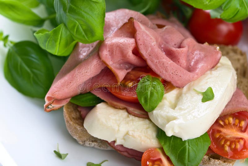 Ciabatta Mit Schinken, Mozzarella, Tomate Und Basilikum Stockbild ...