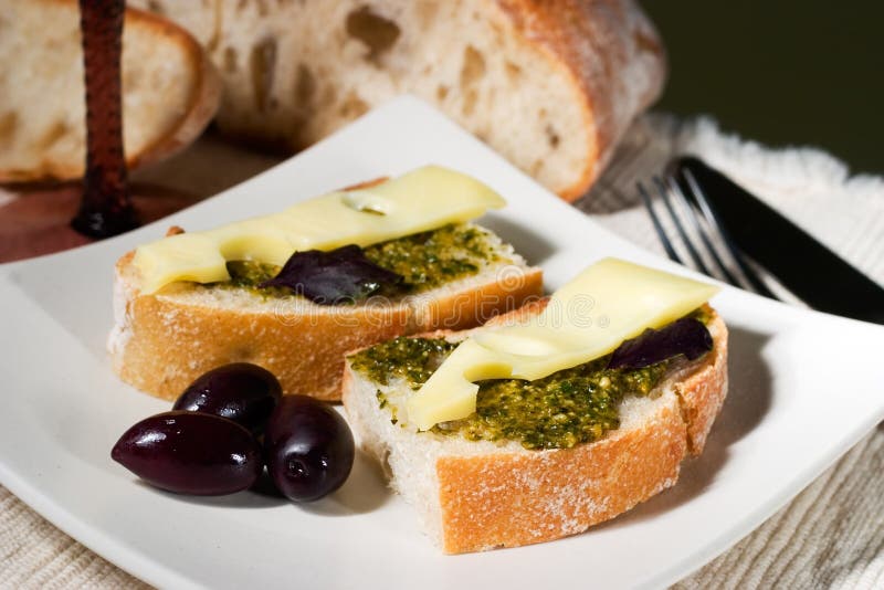 Ciabatta, Pesto Mit Käse Und Oliven Stockfoto - Bild von koch, blatt ... Ciabatta, Pesto Mit Käse Und Oliven Stockfoto - Bild von koch, blatt ...
