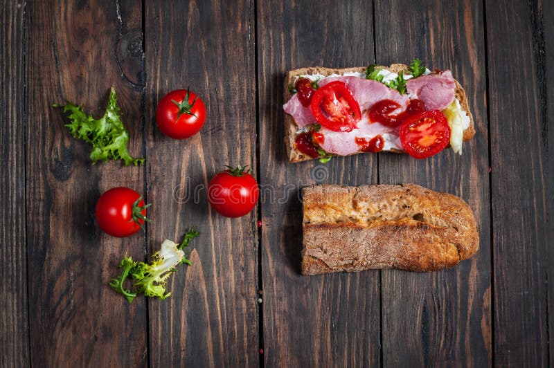 Ciabatta-Sandwich Mit Prosciutto, Kirschtomaten Und Salat Auf Dunklem ...