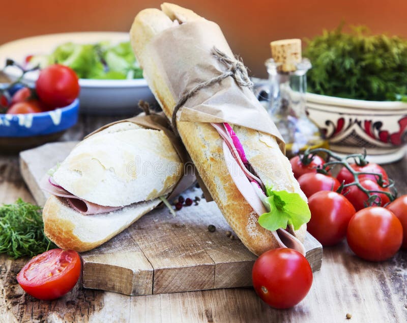 Ciabatta-Sandwiche Mit Mortadella-Schinken, Kopfsalat Und Rettich Slic ...