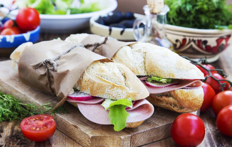 Ciabatta-Sandwiche Mit Mortadella-Schinken, Kopfsalat Und Rettich Slic ...