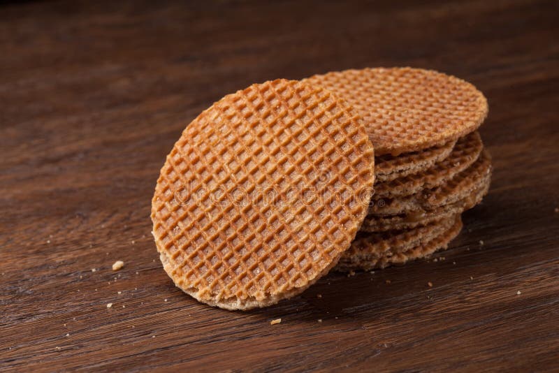 Cialde con caramello su legno fotografia stock libera da diritti Cialde con caramello su legno fotografia stock libera da diritti