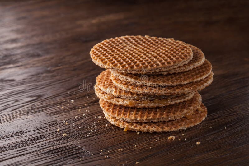 Cialde con caramello su legno immagini stock libere da diritti Cialde con caramello su legno immagini stock libere da diritti