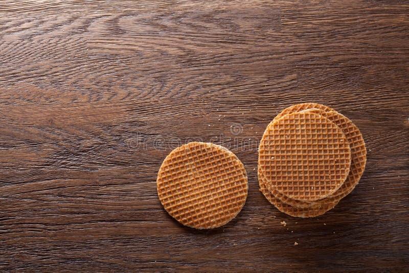 Cialde con caramello su legno immagine stock libera da diritti Cialde con caramello su legno immagine stock libera da diritti