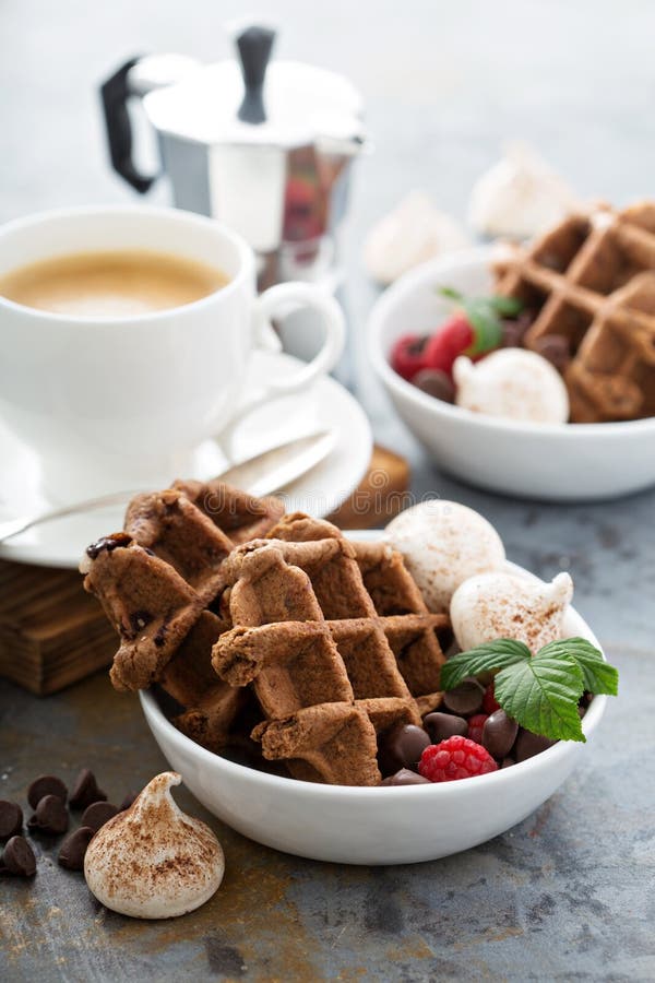 Cialde del cioccolato con le meringhe ed il caffè fotografia stock libera da diritti Cialde del cioccolato con le meringhe ed il caffè fotografia stock libera da diritti