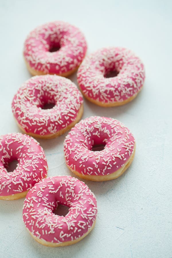 Ciambella Alimento dolce dello zucchero a velo Spuntino variopinto del dessert Lustrato spruzza Ossequio dal dolce delizioso del fotografie stock Ciambella Alimento dolce dello zucchero a velo Spuntino variopinto del dessert Lustrato spruzza Ossequio dal dolce delizioso del fotografie stock
