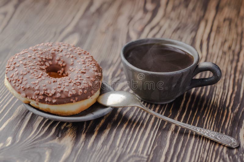 Ciambella del cioccolato, ciambella polacca tradizionale, una ciambella per una vecchia ricetta, ciambella domestica immagini stock Ciambella del cioccolato, ciambella polacca tradizionale, una ciambella per una vecchia ricetta, ciambella domestica immagini stock