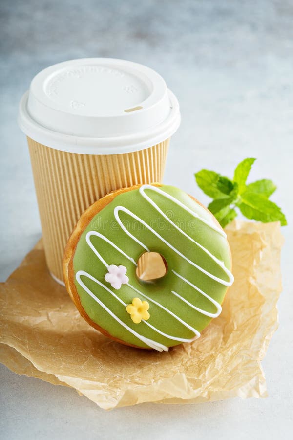 Ciambella lustrata di matcha verde con la ciliegia immagine stock libera da diritti