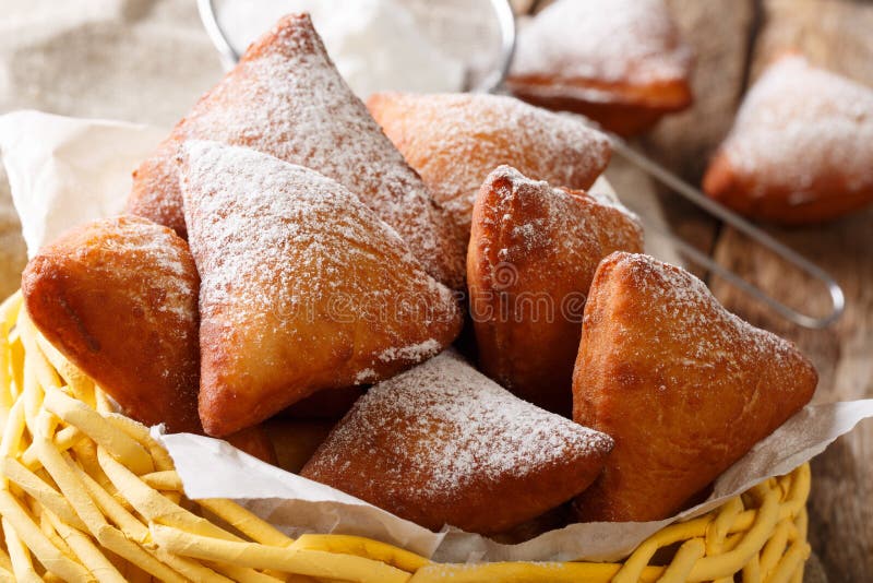 Ciambelle africane orientali molli di Mandzi fatte con il cocco grattugiato, fotografia stock Ciambelle africane orientali molli di Mandzi fatte con il cocco grattugiato, fotografia stock