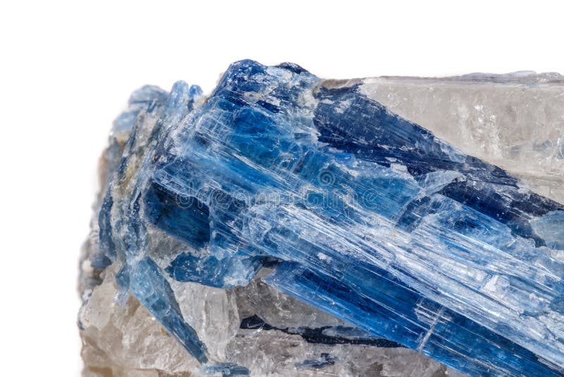 Cianita de piedra mineral macra un fondo blanco fotografía de archivo libre de regalías