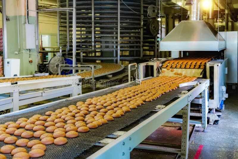 Ciasteczko fabryka Linia produkcyjna wypiekowi ciastka, selekcyjna ostrość zdjęcia stock Ciasteczko fabryka Linia produkcyjna wypiekowi ciastka, selekcyjna ostrość zdjęcia stock