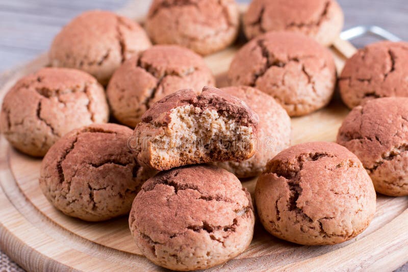 Ciastek Czekoladowi crinkles na drewnianej desce obraz stock Ciastek Czekoladowi crinkles na drewnianej desce obraz stock