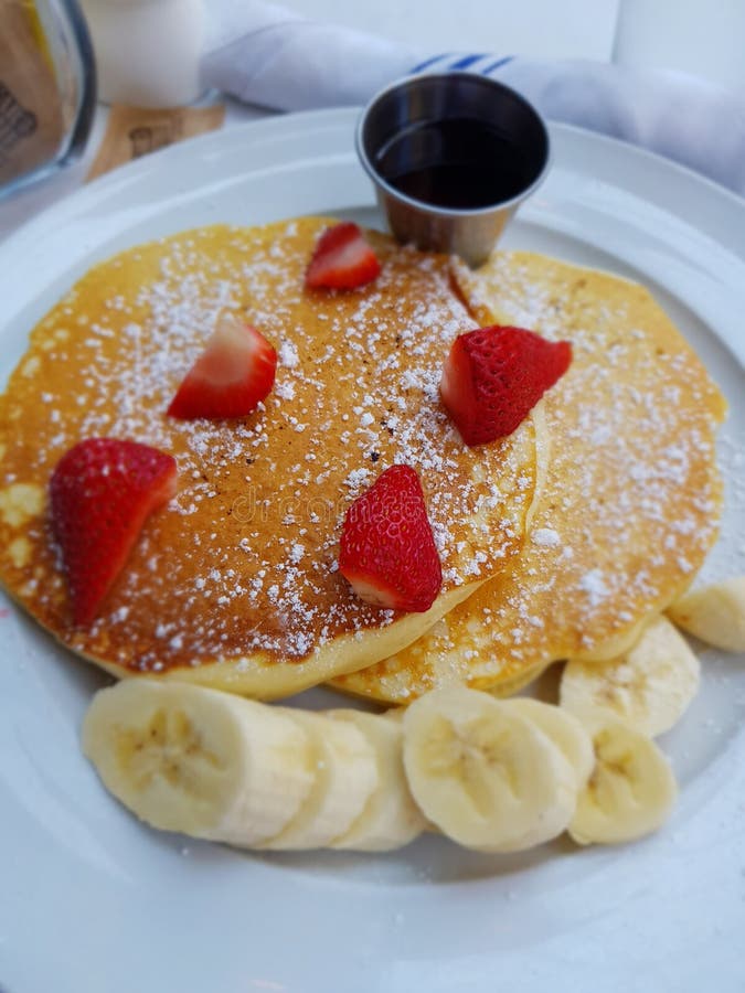 Ciastka z bananami i truskawkami zdjęcie stock Ciastka z bananami i truskawkami zdjęcie stock