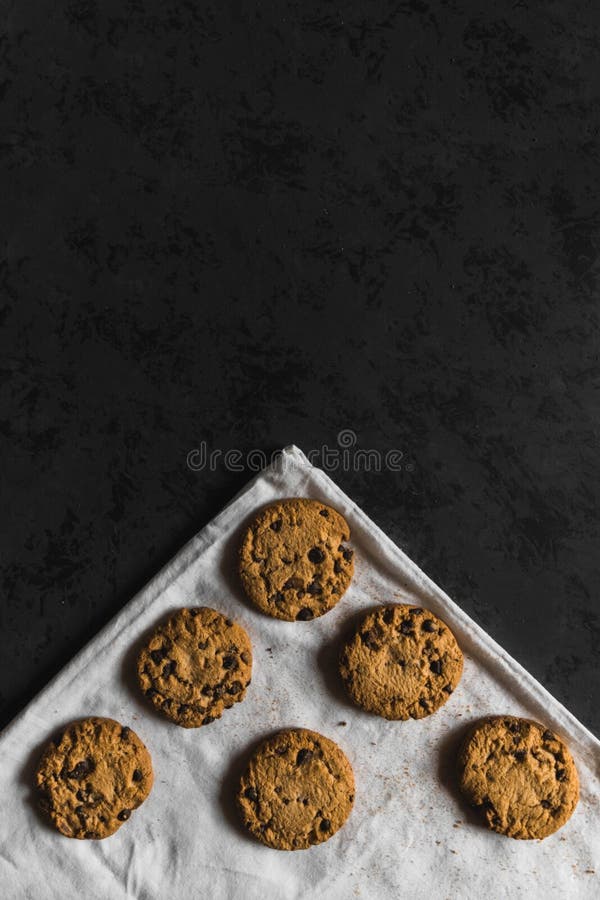 Ciastka z czekoladowymi statkami w ciemnym tle zdjęcia royalty free Ciastka z czekoladowymi statkami w ciemnym tle zdjęcia royalty free