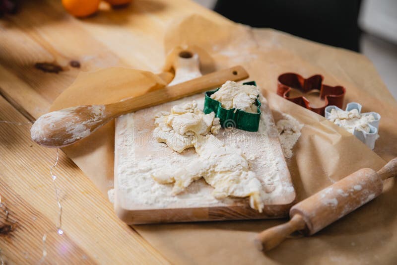 Ciasto, mąka i foremka dla robić Bożenarodzeniowym ciastkom, obrazy stock Ciasto, mąka i foremka dla robić Bożenarodzeniowym ciastkom, obrazy stock