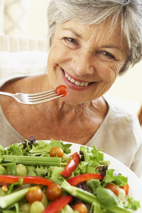 Cibo della donna in buona salute dell'anziano dell'insalata