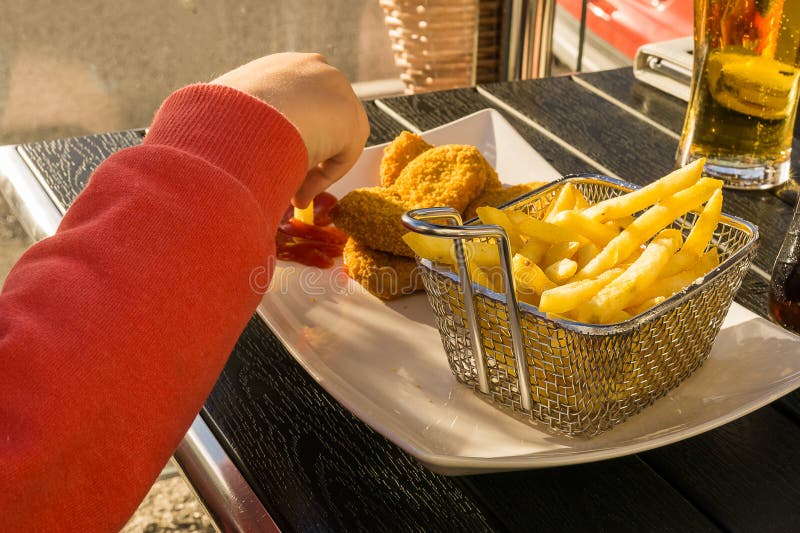 Cibo delle patate fritte ad una cena fotografia stock Cibo delle patate fritte ad una cena fotografia stock