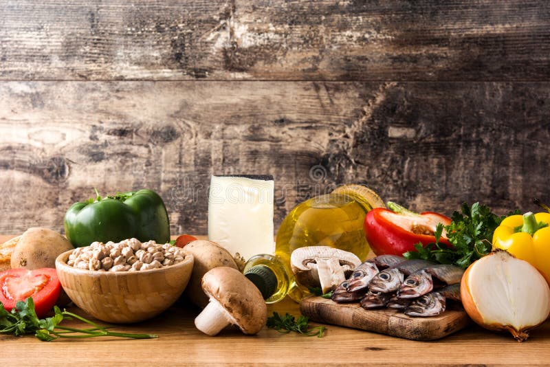 Cibo sano dieta mediterranea Frutta, verdure, grano, olio d'oliva matto e pesce immagini stock Cibo sano dieta mediterranea Frutta, verdure, grano, olio d'oliva matto e pesce immagini stock