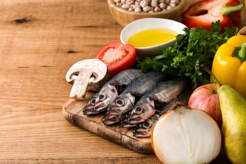 Cibo sano dieta mediterranea Frutta, verdure, grano, olio d'oliva matto e pesce fotografia stock libera da diritti Cibo sano dieta mediterranea Frutta, verdure, grano, olio d'oliva matto e pesce fotografia stock libera da diritti