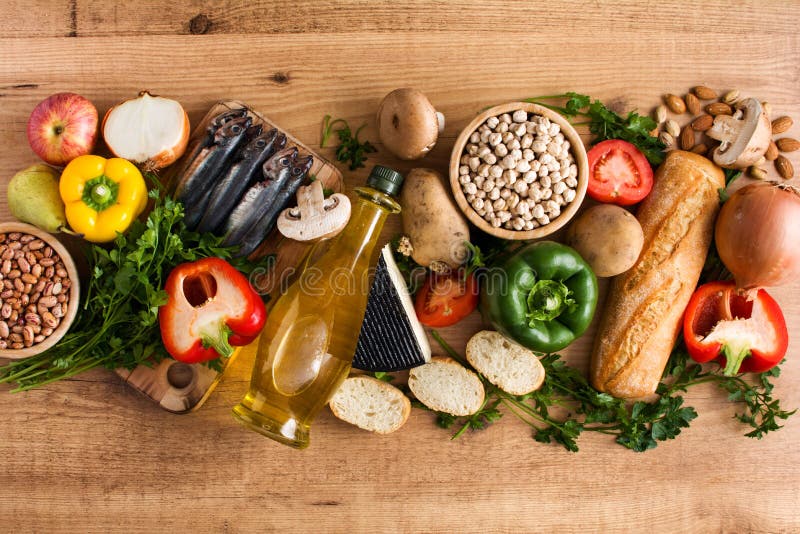 Cibo sano dieta mediterranea Frutta, verdure, grano, olio d'oliva matto e pesce su legno