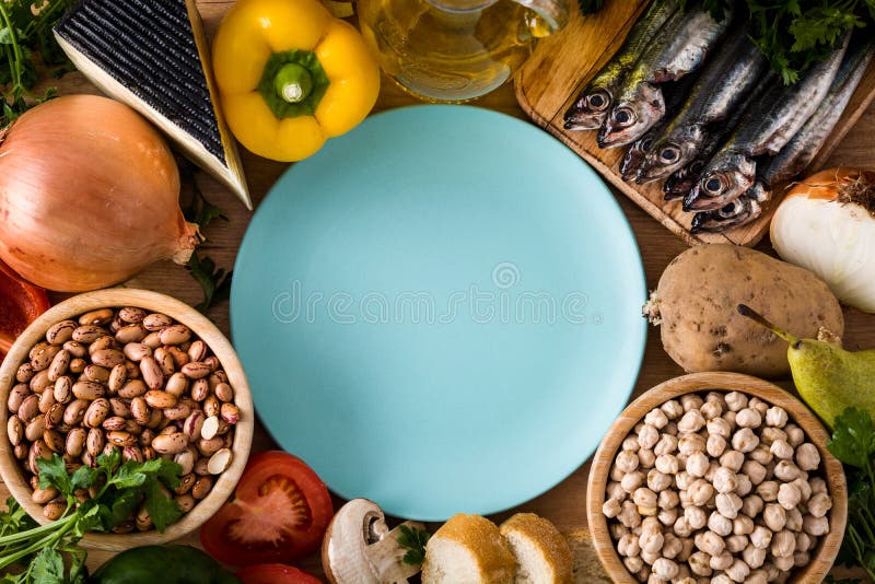 Cibo sano dieta mediterranea Frutta, verdure, grano, olio d'oliva matto e pesce sulla tavola di legno Vista superiore