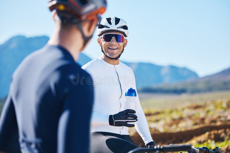 Fitness Rápido Y Un Hombre En Bicicleta Por La Carretera Para Practicar  Deportes Cardiovasculares O Maratones En Bicicleta. Ejerci Foto de archivo  - Imagen de ciclismo, velocidad: 280006992