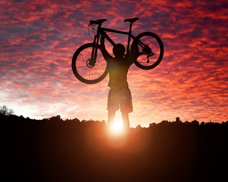 Ciclismo di montagna al tramonto