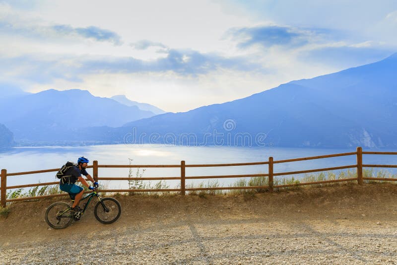 Ciclismo di montagna sulla polizia del lago, della Ponale, Riva del G di Sentiero fotografia stock libera da diritti Ciclismo di montagna sulla polizia del lago, della Ponale, Riva del G di Sentiero fotografia stock libera da diritti