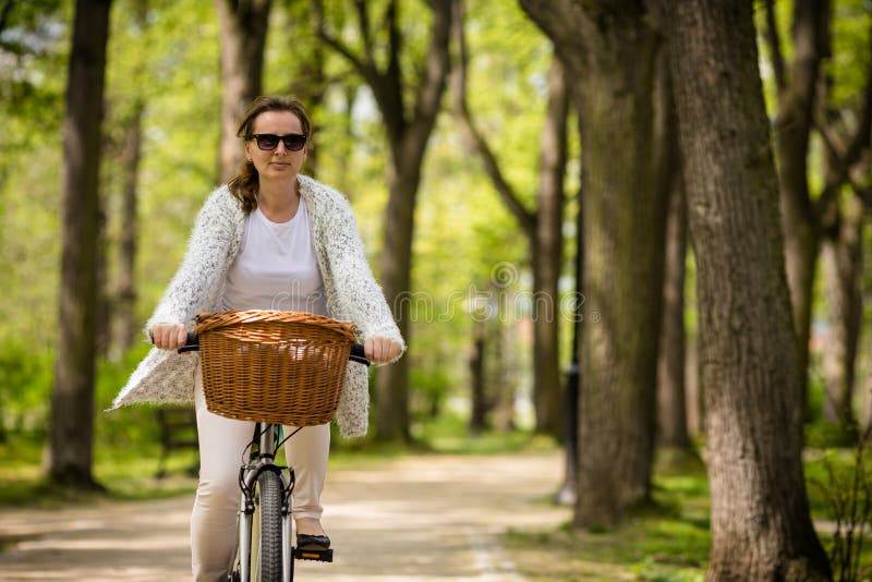 Ciclismo urbano - bici di guida della donna