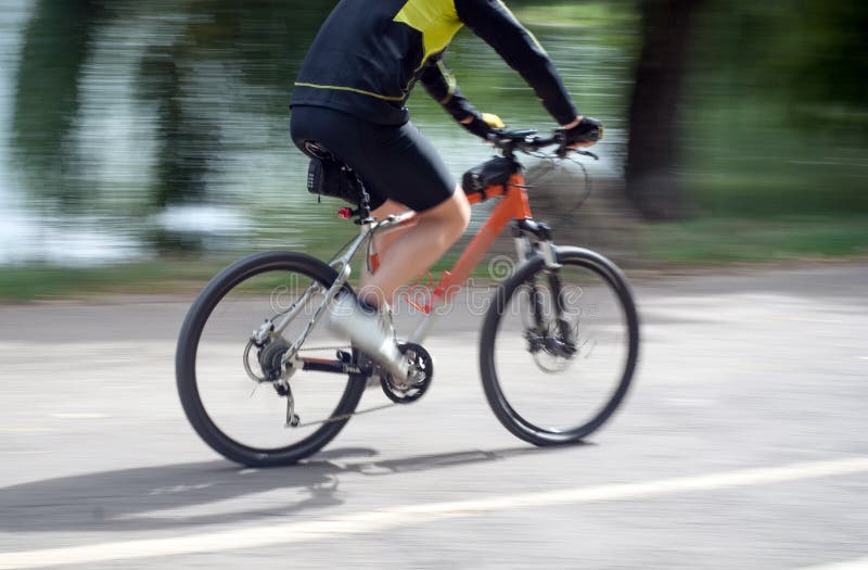 Ciclismo veloce immagine stock libera da diritti Ciclismo veloce immagine stock libera da diritti