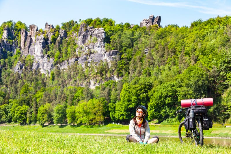 Ciclista della donna con la bicicletta caricata che ha rottura mentre viaggiando immagine stock Ciclista della donna con la bicicletta caricata che ha rottura mentre viaggiando immagine stock