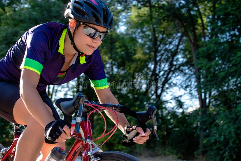 Ciclista Femenino En Bicicleta Aire Libre. Foto de archivo - Imagen de bici, oscurecer: 228287182