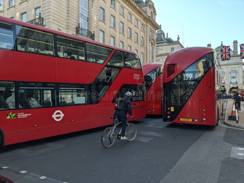 Ciclista luchando contra el transporte público en londres imagenes de archivo