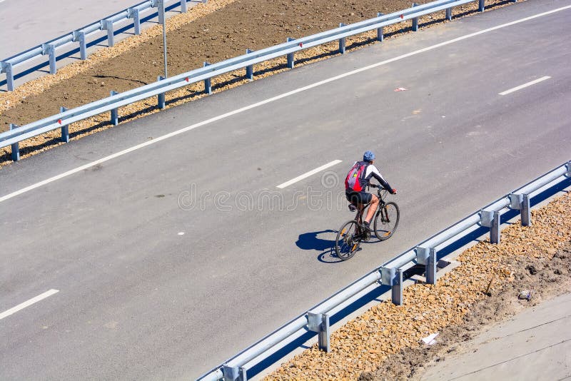 Ciclista na estrada de cidade sem o tráfego fotos de stock Ciclista na estrada de cidade sem o tráfego fotos de stock