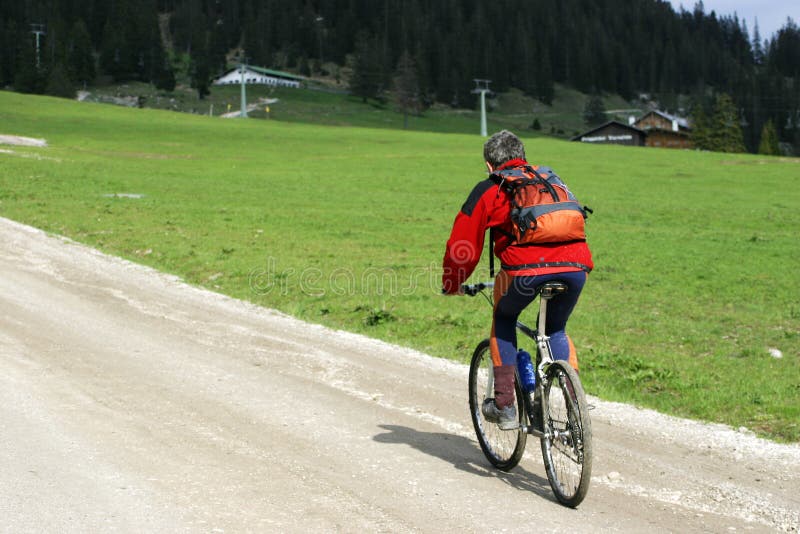 Ciclista na trilha da montanha fotografia de stock Ciclista na trilha da montanha fotografia de stock