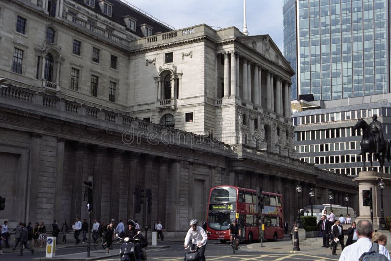 Ciclistas e barramento no tráfego fotografia de stock