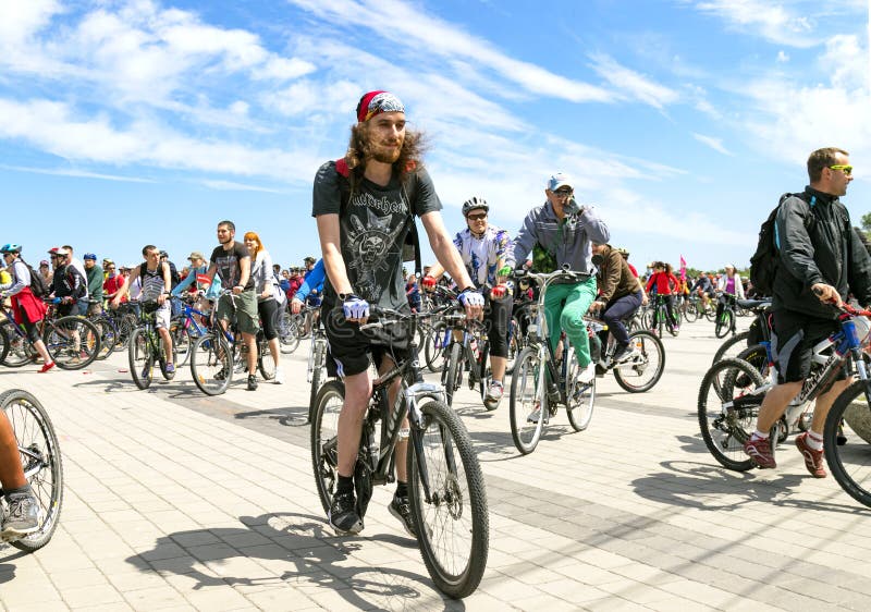 Ciclisti che guidano le biciclette lungo l'argine della città di Dnipro durante il festival della bici immagini stock libere da diritti Ciclisti che guidano le biciclette lungo l'argine della città di Dnipro durante il festival della bici immagini stock libere da diritti
