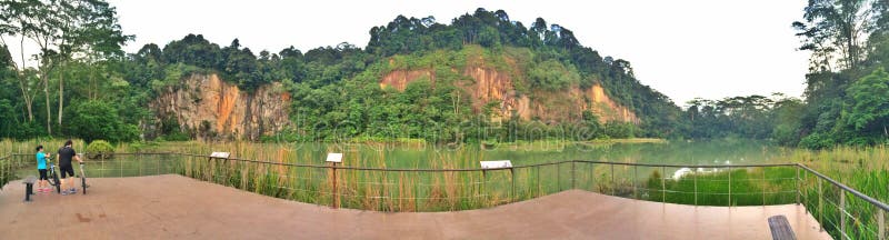 Ciclisti nel lago quarry di Singapore immagini stock libere da diritti Ciclisti nel lago quarry di Singapore immagini stock libere da diritti