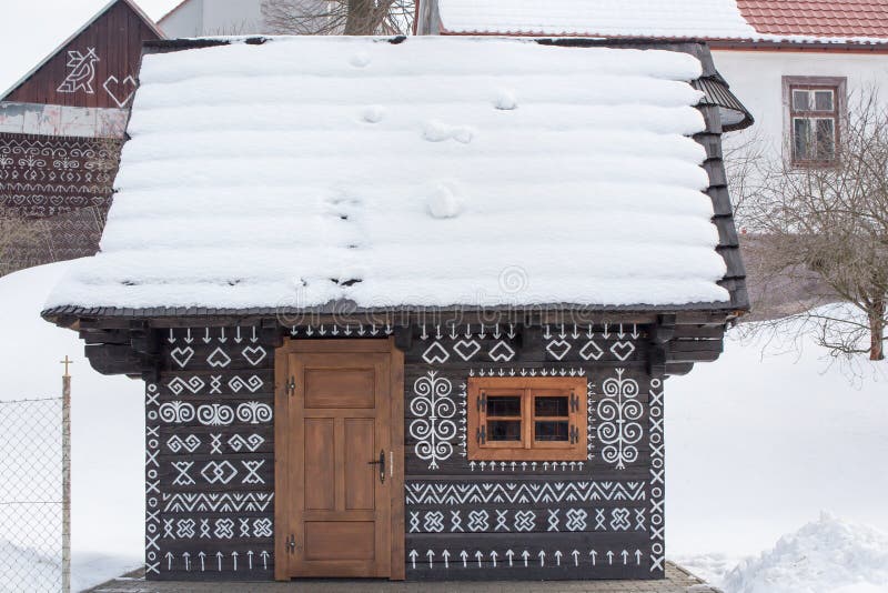 Čičmany, Slovensko. Staré dřevěné domy ve slovenské obci Čičmany v zimě. Ozdoby z Čičman a slovenský lidový vzor