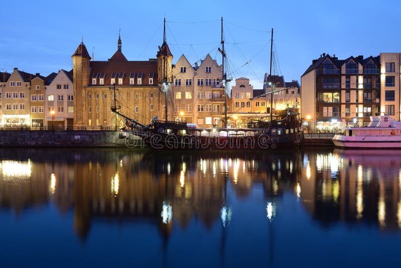 Cidade antiga de gdansk à noite.
