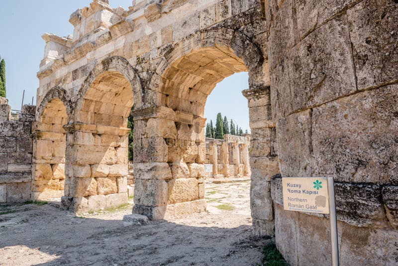 Cidade antiga de Hierapolis em Pamukkale, Turquia imagens de stock royalty free