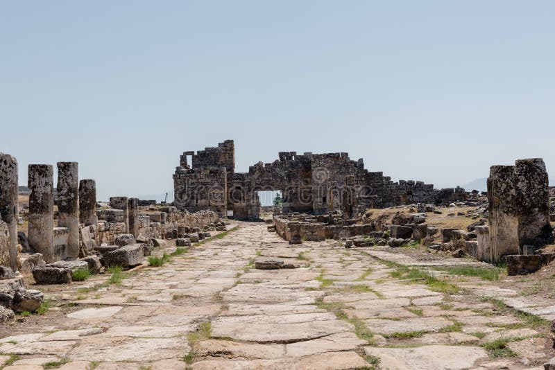 Cidade antiga de Hierapolis em Pamukkale, Turquia imagens de stock royalty free
