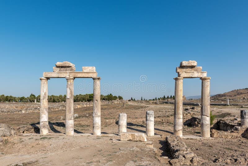 Cidade antiga de Hierapolis em Pamukkale, Turquia imagem de stock royalty free
