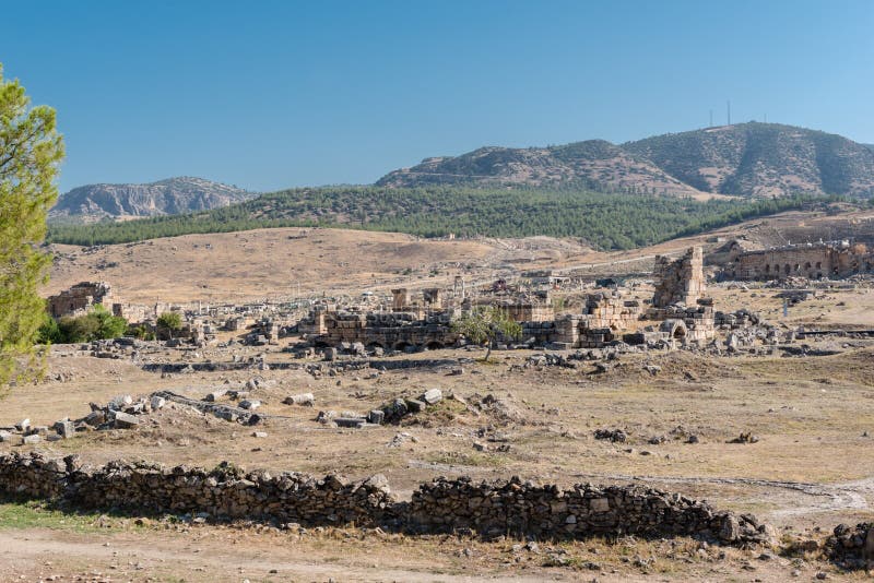 Cidade antiga de Hierapolis em Pamukkale, Turquia imagens de stock royalty free