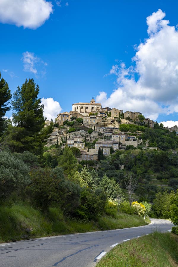 Cidade antiga Gordes de Provencal, turistas e destino das férias no sul de França imagem de stock Cidade antiga Gordes de Provencal, turistas e destino das férias no sul de França imagem de stock
