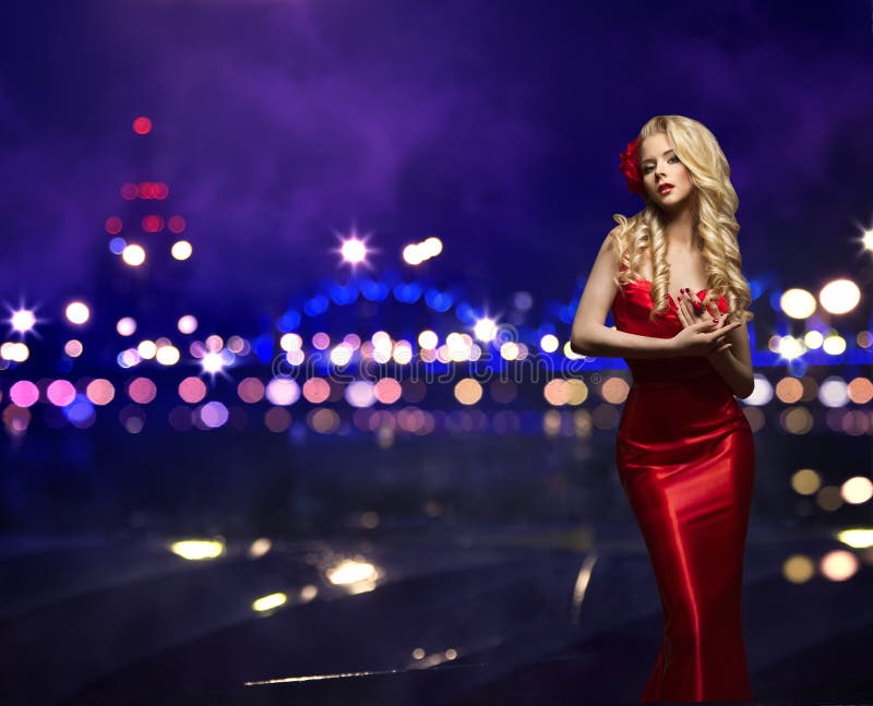 Cidade da noite da mulher da forma, Girl Red Dress modelo, luzes de rua foto de stock royalty free