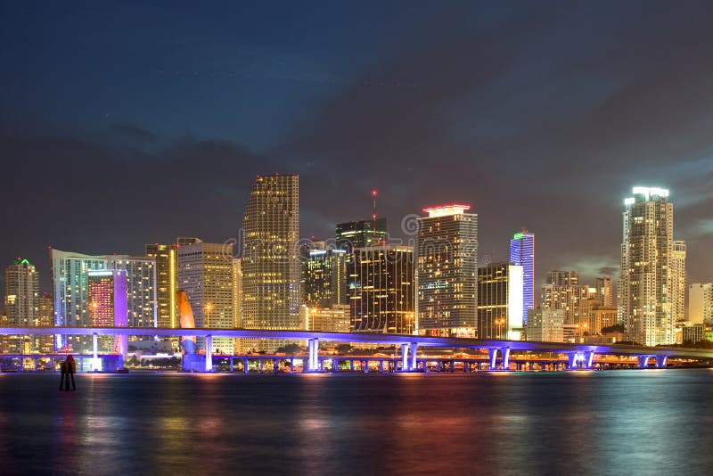 Cidade da skyline da noite de Miami Florida imagem de stock Cidade da skyline da noite de Miami Florida imagem de stock